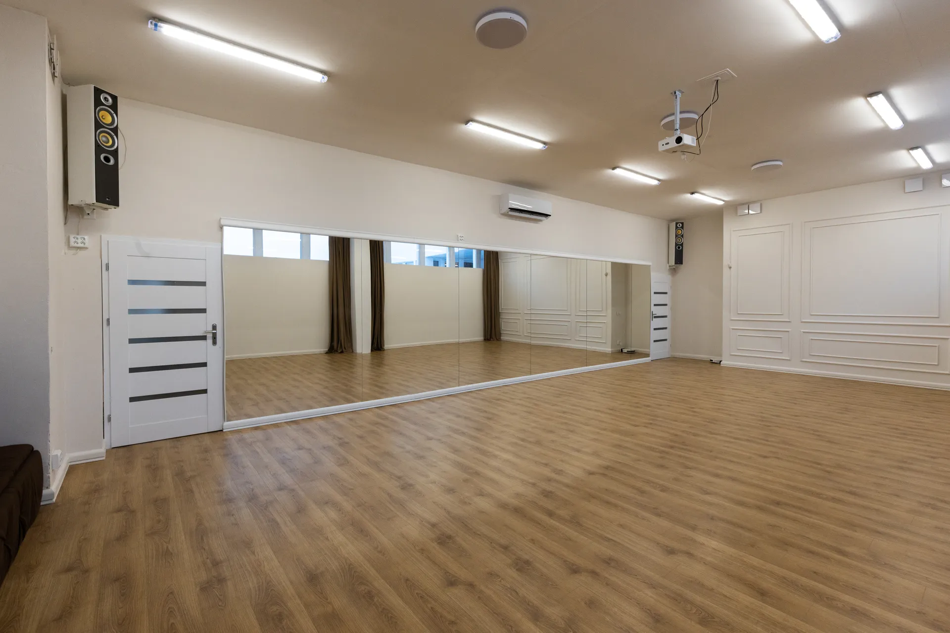 Wnętrze lokalu Studio 5 — nowoczesny design sali